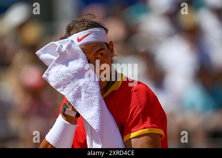PARIS, FRANKREICH, 29. Juli 2024: Novak Djokovic vom Team Serbien tritt beim Tennisspiel der Männer im Zweitrunden-Spiel der Männer im Rahmen des Olympischen Spiels mit Rafael Nadal an Stockfoto