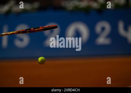 PARIS, FRANKREICH, 29. Juli 2024: Novak Djokovic vom Team Serbien tritt beim Tennisspiel der Männer im Zweitrunden-Spiel der Männer im Rahmen des Olympischen Spiels mit Rafael Nadal an Stockfoto