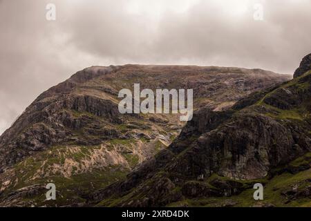 Glencoe, Schottland, Großbritannien. Juli 2024. Der Berg Buachaille Etive Mor. Glencoe in den westlichen schottischen Highlands. Die Gegend ist bekannt für Wasserfälle und Wanderwege, die Gipfel wie Buachaille Etive Mor und Bidean nam Bian erklimmen. Glencoe, ein ausgewiesenes National Scenic Area, das manchmal auch als „Glen of Weeping“ bezeichnet wird, war Schauplatz des berüchtigten „Massakers von Glencoe“ im Jahr 1692. (Kreditbild: © Ruaridh Stewart/ZUMA Press Press Wire) NUR REDAKTIONELLE VERWENDUNG! Nicht für kommerzielle ZWECKE! Stockfoto