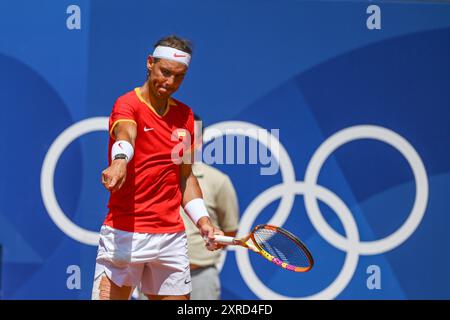 PARIS, FRANKREICH, 29. Juli 2024: Novak Djokovic vom Team Serbien tritt beim Tennisspiel der Männer im Zweitrunden-Spiel der Männer im Rahmen des Olympischen Spiels mit Rafael Nadal an Stockfoto