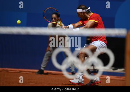 PARIS, FRANKREICH, 29. Juli 2024: Novak Djokovic vom Team Serbien tritt beim Tennisspiel der Männer im Zweitrunden-Spiel der Männer im Rahmen des Olympischen Spiels mit Rafael Nadal an Stockfoto