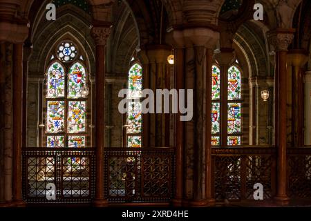 Rothesay, Bute, Schottland, Großbritannien. Juli 2024. Farbenfrohe Buntglasfenster am Mount Stuart. Das Mount Stuart House auf der Isle of Bute ist im Stil des Gotischen Neujahrsstils erbaut und ist seit 1157 Sitz der Stuarts of Bute. Die Familie ist Nachfahren von John Stewart, dem unehelichen Sohn von König Robert II. Von Schottland, dem ersten Stuart-König. Die Isle of Bute ist eine Insel im Firth of Clyde in Argyll, Schottland. (Kreditbild: © Ruaridh Stewart/ZUMA Press Press Wire) NUR REDAKTIONELLE VERWENDUNG! Nicht für kommerzielle ZWECKE! Stockfoto