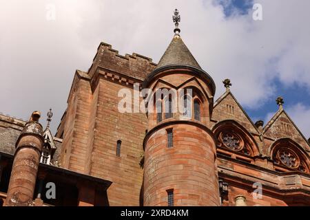 Rothesay, Bute, Schottland, Großbritannien. Juli 2024. Das Mount Stuart House auf der Isle of Bute ist aus rotem Sandstein im Stil des Gothic Revival erbaut und ist seit 1157 das Stammhaus der Marquesses of Bute und Sitz der Stuarts of Bute. Die Familie ist Nachfahren von John Stewart, dem unehelichen Sohn von König Robert II. Von Schottland, dem ersten Stuart-König. Die Isle of Bute ist eine Insel im Firth of Clyde in Argyll, Schottland. (Kreditbild: © Ruaridh Stewart/ZUMA Press Press Wire) NUR REDAKTIONELLE VERWENDUNG! Nicht für kommerzielle ZWECKE! Stockfoto