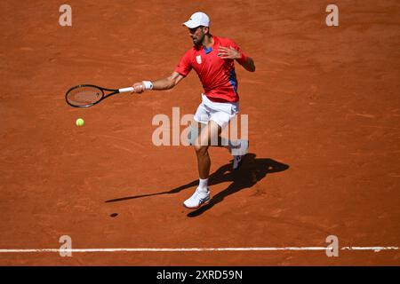 PARIS, FRANKREICH, 29. Juli 2024: Novak Djokovic vom Team Serbien tritt beim Tennisspiel der Männer im Zweitrunden-Spiel der Männer im Rahmen des Olympischen Spiels mit Rafael Nadal an Stockfoto