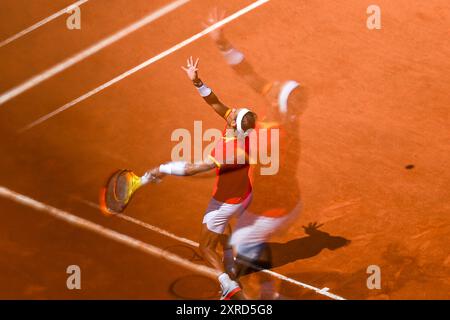 PARIS, FRANKREICH, 29. Juli 2024: Novak Djokovic vom Team Serbien tritt beim Tennisspiel der Männer im Zweitrunden-Spiel der Männer im Rahmen des Olympischen Spiels mit Rafael Nadal an Stockfoto