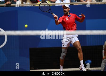 PARIS, FRANKREICH, 29. Juli 2024: Novak Djokovic vom Team Serbien tritt beim Tennisspiel der Männer im Zweitrunden-Spiel der Männer im Rahmen des Olympischen Spiels mit Rafael Nadal an Stockfoto