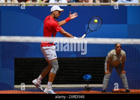 PARIS, FRANKREICH, 29. Juli 2024: Novak Djokovic vom Team Serbien tritt beim Tennisspiel der Männer im Zweitrunden-Spiel der Männer im Rahmen des Olympischen Spiels mit Rafael Nadal an Stockfoto