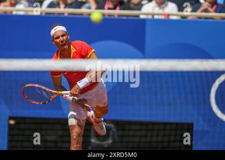PARIS, FRANKREICH, 29. Juli 2024: Novak Djokovic vom Team Serbien tritt beim Tennisspiel der Männer im Zweitrunden-Spiel der Männer im Rahmen des Olympischen Spiels mit Rafael Nadal an Stockfoto