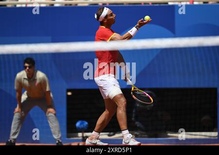 PARIS, FRANKREICH, 29. Juli 2024: Novak Djokovic vom Team Serbien tritt beim Tennisspiel der Männer im Zweitrunden-Spiel der Männer im Rahmen des Olympischen Spiels mit Rafael Nadal an Stockfoto