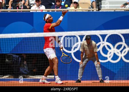 PARIS, FRANKREICH, 29. Juli 2024: Novak Djokovic vom Team Serbien tritt beim Tennisspiel der Männer im Zweitrunden-Spiel der Männer im Rahmen des Olympischen Spiels mit Rafael Nadal an Stockfoto
