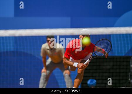 PARIS, FRANKREICH, 29. Juli 2024: Novak Djokovic vom Team Serbien tritt beim Tennisspiel der Männer im Zweitrunden-Spiel der Männer im Rahmen des Olympischen Spiels mit Rafael Nadal an Stockfoto