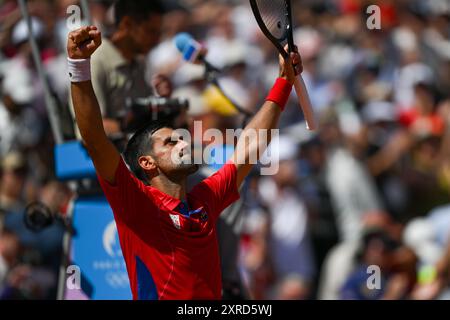 PARIS, FRANKREICH, 29. Juli 2024: Novak Djokovic vom Team Serbien tritt beim Tennisspiel der Männer im Zweitrunden-Spiel der Männer im Rahmen des Olympischen Spiels mit Rafael Nadal an Stockfoto