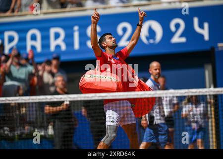 PARIS, FRANKREICH, 29. Juli 2024: Novak Djokovic vom Team Serbien tritt beim Tennisspiel der Männer im Zweitrunden-Spiel der Männer im Rahmen des Olympischen Spiels mit Rafael Nadal an Stockfoto