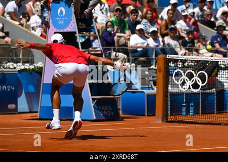 PARIS, FRANKREICH, 29. Juli 2024: Novak Djokovic vom Team Serbien tritt beim Tennisspiel der Männer im Zweitrunden-Spiel der Männer im Rahmen des Olympischen Spiels mit Rafael Nadal an Stockfoto