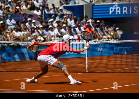 PARIS, FRANKREICH, 29. Juli 2024: Novak Djokovic vom Team Serbien tritt beim Tennisspiel der Männer im Zweitrunden-Spiel der Männer im Rahmen des Olympischen Spiels mit Rafael Nadal an Stockfoto