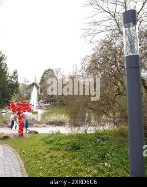 Frankfurt, Deutschland - 31. März 2024: Im Frühjahr spazieren die Menschen durch einen Park in Frankfurt am Main, genießen das frische Grün und die blühenden Blumen und fangen die lebendige Atmosphäre der Saison ein. Stockfoto