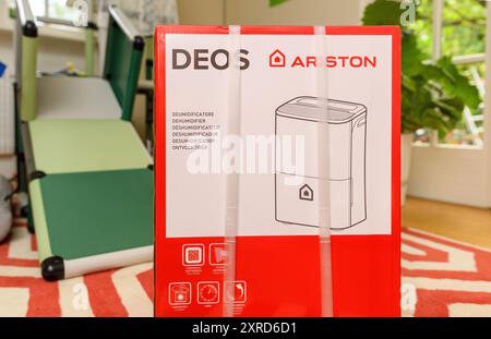 Paris, Frankreich - 15. Juni 2024: Vorderansicht eines Kartons mit einem Ariston DoS-Luftentfeuchter in einem Wohnzimmer, der zur Verwendung in der feuchten Jahreszeit bereit ist, um die Funktionalität zu betonen Stockfoto