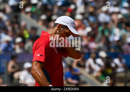 PARIS, FRANKREICH, 29. Juli 2024: Novak Djokovic vom Team Serbien tritt beim Tennisspiel der Männer im Zweitrunden-Spiel der Männer im Rahmen des Olympischen Spiels mit Rafael Nadal an Stockfoto