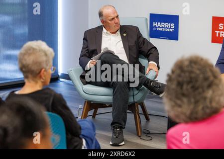 Flint, USA. August 2024. Dan Kildee nimmt am 9. August 2024 an einer Diskussion in Flint, mir, über den Aufstandsversuch auf das US-Kapitol am 6. Januar 2021 Teil. (Foto: Andrew Roth/SIPA USA) Credit: SIPA USA/Alamy Live News Stockfoto