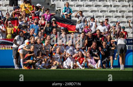 Lyon, Frankreich. August 2024. Spieler aus Deutschland posieren für Fotos mit Fans nach dem Spiel der Frauen mit Bronzemedaillen zwischen Spanien und Deutschland bei den Olympischen Spielen 2024 in Lyon, Frankreich, 9. August 2024. Quelle: Sun Fei/Xinhua/Alamy Live News Stockfoto