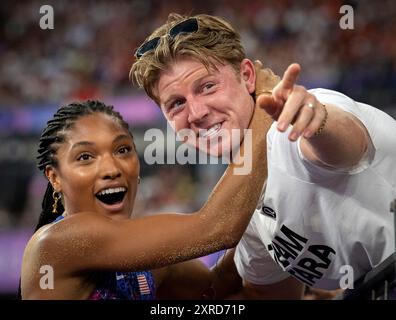 Paris, Ile de France, Frankreich. August 2024. 8. August 2024: TARA DAVIS-WOODHALL vom Team USA (links) feiert mit ihrem Mann, der Paralympian HUNTER WOODHALL, während der Olympischen Spiele 2024 in Paris. (Kreditbild: © Mark Edward Harris/ZUMA Press Wire/Alamy Live News) NUR REDAKTIONELLE VERWENDUNG! Nicht für kommerzielle ZWECKE! Stockfoto