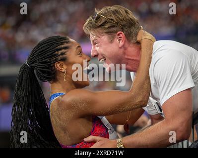 Paris, Ile de France, Frankreich. August 2024. 8. August 2024: TARA DAVIS-WOODHALL vom Team USA (links) feiert mit ihrem Mann, der Paralympian HUNTER WOODHALL, während der Olympischen Spiele 2024 in Paris. (Kreditbild: © Mark Edward Harris/ZUMA Press Wire/Alamy Live News) NUR REDAKTIONELLE VERWENDUNG! Nicht für kommerzielle ZWECKE! Stockfoto