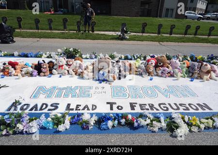 Ferguson, Usa. August 2024. Ein Denkmal für Michael Brown, Jr., wo er getötet wurde, wurde am Canfield Drive zum zehnjährigen Jubiläum in Ferguson, Missouri, am Freitag, den 9. August 2024 errichtet. Der Tod von Brown Jr. durch einen Polizisten aus Ferguson führte zu fast zwei Wochen nächtlicher Proteste und Schlachten mit der Polizei in der Gemeinde St. Louis. Foto: Bill Greenblatt/UPI Credit: UPI/Alamy Live News Stockfoto