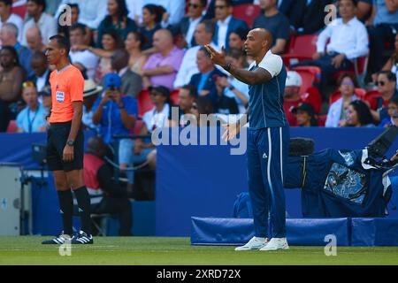 Paris, Frankreich. August 2024. Thierry Henry, Head Coach des Teams France, reagiert auf das Spiel der Männer mit der Goldmedaille zwischen Frankreich und Spanien während der Olympischen Spiele 2024 in Paris am 9. August 2024 im Parc des Princes.Credit:Saolab/Alamy Live News Stockfoto