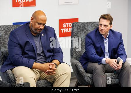 Flint, Michigan, USA. August 2024. Der ehemalige Polizeibeamte HARRY DUNN (links) und DANIEL HODGES (rechts) des District of Columbia Metropolitan Police Department nahmen am 9. August 2024 in Flint, mir, über den Aufstandsversuch auf das US Capitol am 6. Januar 2021 Teil. (Kreditbild: © Andrew Roth/ZUMA Press Wire) NUR REDAKTIONELLE VERWENDUNG! Nicht für kommerzielle ZWECKE! Stockfoto