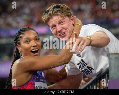 Paris, Ile de France, Frankreich. August 2024. 8. August 2024: TARA DAVIS-WOODHALL vom Team USA (links) feiert mit ihrem Mann, der Paralympian HUNTER WOODHALL, während der Olympischen Spiele 2024 in Paris. (Kreditbild: © Mark Edward Harris/ZUMA Press Wire/Alamy Live News) NUR REDAKTIONELLE VERWENDUNG! Nicht für kommerzielle ZWECKE! Stockfoto