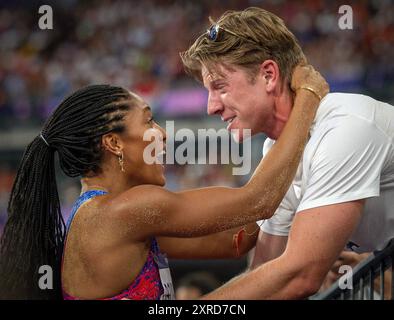 Paris, Ile de France, Frankreich. August 2024. 8. August 2024: TARA DAVIS-WOODHALL vom Team USA (links) feiert mit ihrem Mann, der Paralympian HUNTER WOODHALL, während der Olympischen Spiele 2024 in Paris. (Kreditbild: © Mark Edward Harris/ZUMA Press Wire/Alamy Live News) NUR REDAKTIONELLE VERWENDUNG! Nicht für kommerzielle ZWECKE! Stockfoto