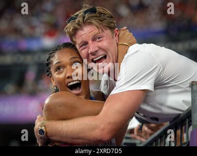 Paris, Ile de France, Frankreich. August 2024. 8. August 2024: TARA DAVIS-WOODHALL vom Team USA (links) feiert mit ihrem Mann, der Paralympian HUNTER WOODHALL, während der Olympischen Spiele 2024 in Paris. (Kreditbild: © Mark Edward Harris/ZUMA Press Wire/Alamy Live News) NUR REDAKTIONELLE VERWENDUNG! Nicht für kommerzielle ZWECKE! Stockfoto