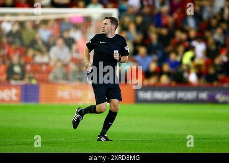 Oakwell Stadium, Barnsley, England - 9. August 2024 Schiedsrichter Ben Toner - während des Spiels Barnsley gegen Mansfield Town, Sky Bet League One, 2024/25, Oakwell Stadium, Barnsley, England - 9. August 2024 Credit: Arthur Haigh/WhiteRosePhotos/Alamy Live News Stockfoto