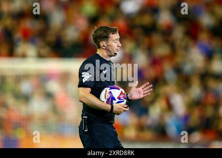 Oakwell Stadium, Barnsley, England - 9. August 2024 Schiedsrichter Ben Toner - während des Spiels Barnsley gegen Mansfield Town, Sky Bet League One, 2024/25, Oakwell Stadium, Barnsley, England - 9. August 2024 Credit: Arthur Haigh/WhiteRosePhotos/Alamy Live News Stockfoto