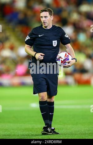 Oakwell Stadium, Barnsley, England - 9. August 2024 Schiedsrichter Ben Toner - während des Spiels Barnsley gegen Mansfield Town, Sky Bet League One, 2024/25, Oakwell Stadium, Barnsley, England - 9. August 2024 Credit: Arthur Haigh/WhiteRosePhotos/Alamy Live News Stockfoto