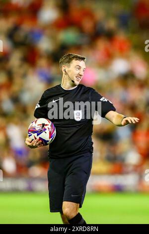 Oakwell Stadium, Barnsley, England - 9. August 2024 Schiedsrichter Ben Toner - während des Spiels Barnsley gegen Mansfield Town, Sky Bet League One, 2024/25, Oakwell Stadium, Barnsley, England - 9. August 2024 Credit: Arthur Haigh/WhiteRosePhotos/Alamy Live News Stockfoto