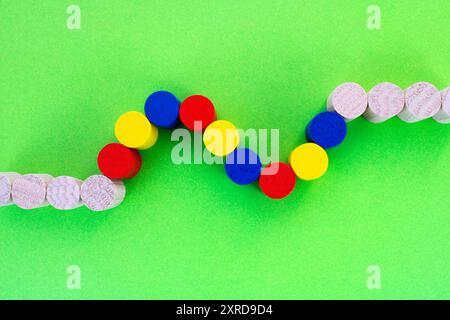 Reihe von Holzzylindern mit mehreren davon in verschiedenen Farben Stockfoto