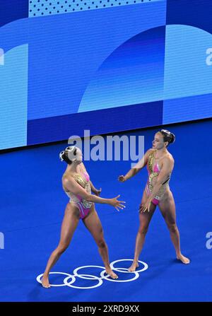 St. Denis. August 2024. Kate Shortman/Isabelle Thorpe aus Großbritannien während des Duetts des künstlerischen Schwimmens bei den Olympischen Spielen 2024 in Saint-Denis, Frankreich, 9. August 2024. Quelle: Xia Yifang/Xinhua/Alamy Live News Stockfoto