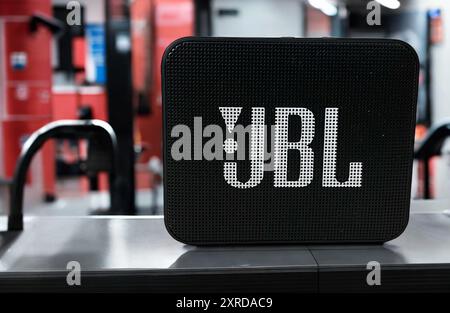 Der JBL GO 2 Lautsprecher kann überall mitgenommen werden und ist wasserdicht Stockfoto