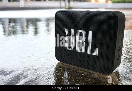 Der JBL GO 2 Lautsprecher kann überall mitgenommen werden und ist wasserdicht Stockfoto