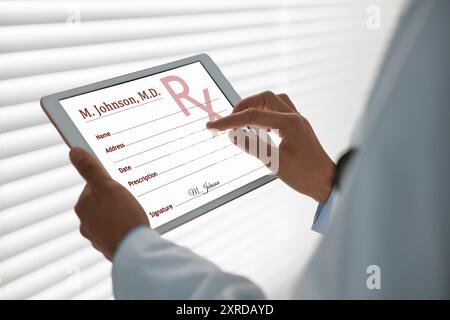 Arzt füllt ärztliche Verschreibung auf Tablette in der Klinik, Großaufnahme Stockfoto