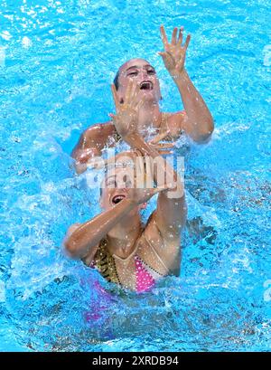 St. Denis. August 2024. Kate Shortman/Isabelle Thorpe aus Großbritannien während des Duetts des künstlerischen Schwimmens bei den Olympischen Spielen 2024 in Saint-Denis, Frankreich, 9. August 2024. Quelle: Xia Yifang/Xinhua/Alamy Live News Stockfoto