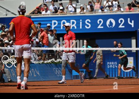 PARIS, FRANKREICH, 29. Juli 2024: Novak Djokovic vom Team Serbien tritt beim Tennisspiel der Männer im Zweitrunden-Spiel der Männer im Rahmen des Olympischen Spiels mit Rafael Nadal an Stockfoto