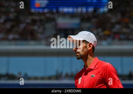 PARIS, FRANKREICH, 29. Juli 2024: Novak Djokovic vom Team Serbien tritt beim Tennisspiel der Männer im Zweitrunden-Spiel der Männer im Rahmen des Olympischen Spiels mit Rafael Nadal an Stockfoto