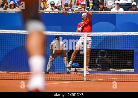 PARIS, FRANKREICH, 29. Juli 2024: Novak Djokovic vom Team Serbien tritt beim Tennisspiel der Männer im Zweitrunden-Spiel der Männer im Rahmen des Olympischen Spiels mit Rafael Nadal an Stockfoto