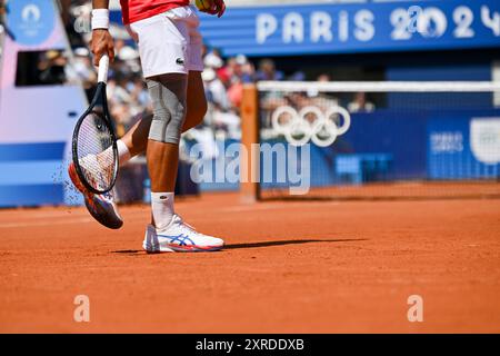PARIS, FRANKREICH, 29. Juli 2024: Novak Djokovic vom Team Serbien tritt beim Tennisspiel der Männer im Zweitrunden-Spiel der Männer im Rahmen des Olympischen Spiels mit Rafael Nadal an Stockfoto