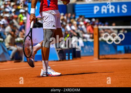 PARIS, FRANKREICH, 29. Juli 2024: Novak Djokovic vom Team Serbien tritt beim Tennisspiel der Männer im Zweitrunden-Spiel der Männer im Rahmen des Olympischen Spiels mit Rafael Nadal an Stockfoto