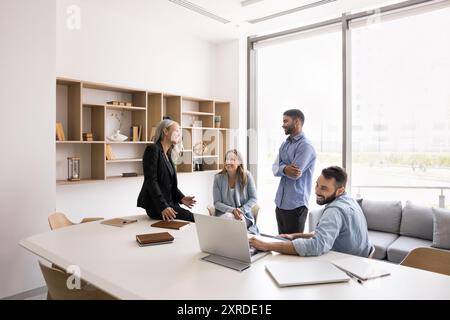 Happy diverse Business Team Meeting in weiß-farbigen modernen Büros Stockfoto