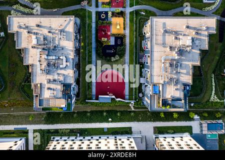 Krakau, Polen. 30. Juli 2024. (ANMERKUNG DER REDAKTION: Bild mit Drohne aufgenommen) eine Luftaufnahme eines neu errichteten Wohnsitzes im nördlichen Teil von Krakau. Dem Bericht des Polnischen Wirtschaftsinstituts zufolge wird sich der polnische Wohnungsmarkt jetzt stabilisieren, nachdem Polen 2024 einen der größten Erhöhungen der Immobilienpreise in der EU verzeichnete. Die Immobilienpreise dürften sich gegenüber 2023 bei etwa 10 % stabilisieren. Polen steht an der Spitze der Rangliste, da viele europäische Länder einen Preisrückgang verzeichneten. Quelle: SOPA Images Limited/Alamy Live News Stockfoto