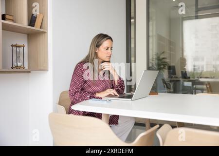 Zielgerichtete Geschäftsführerin, die an einem kreativen Projekt arbeitet Stockfoto